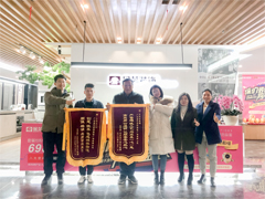 鯉灣路1號(hào)業(yè)主送來(lái)錦旗